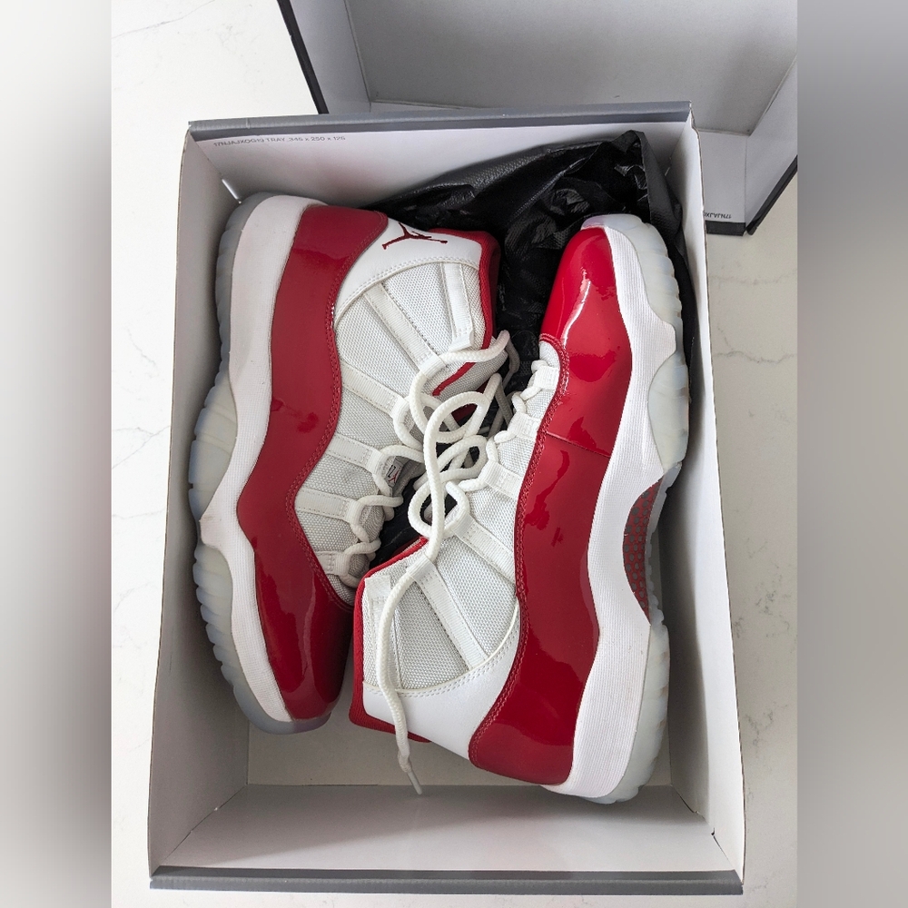 Air Jordan Cherry 11 size 10.5